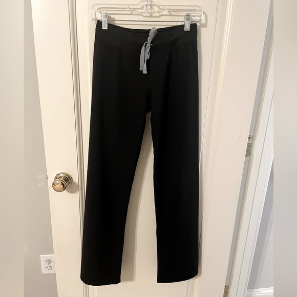 Figs scrubs outfit set bundle: Bellery jacket, Livingston pants, & Casma top - Picture 8 of 8